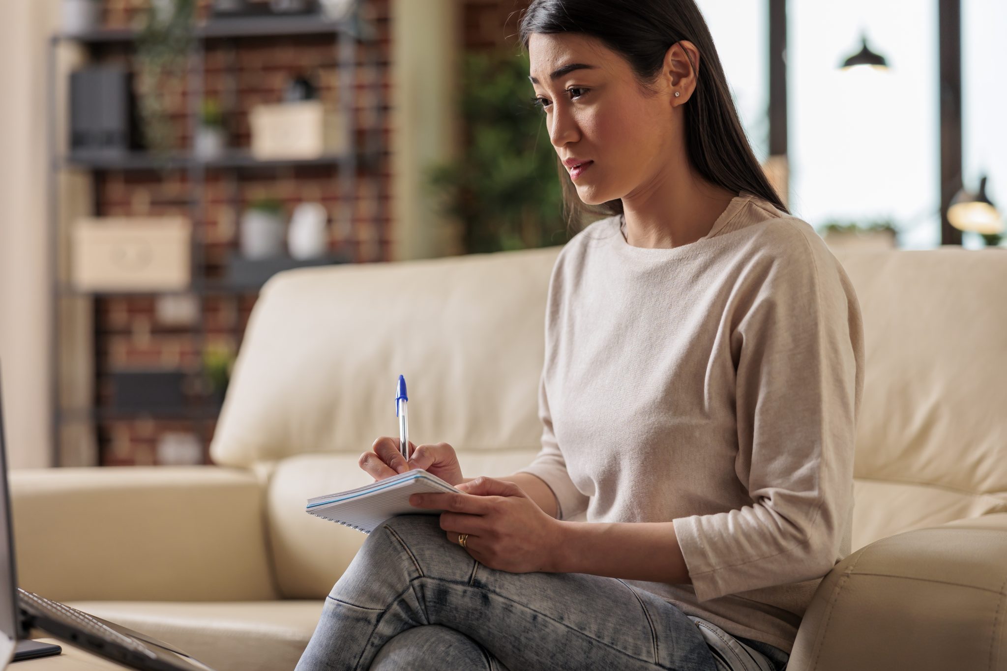 Therapy Experiences – Taking Notes In A Therapy Session